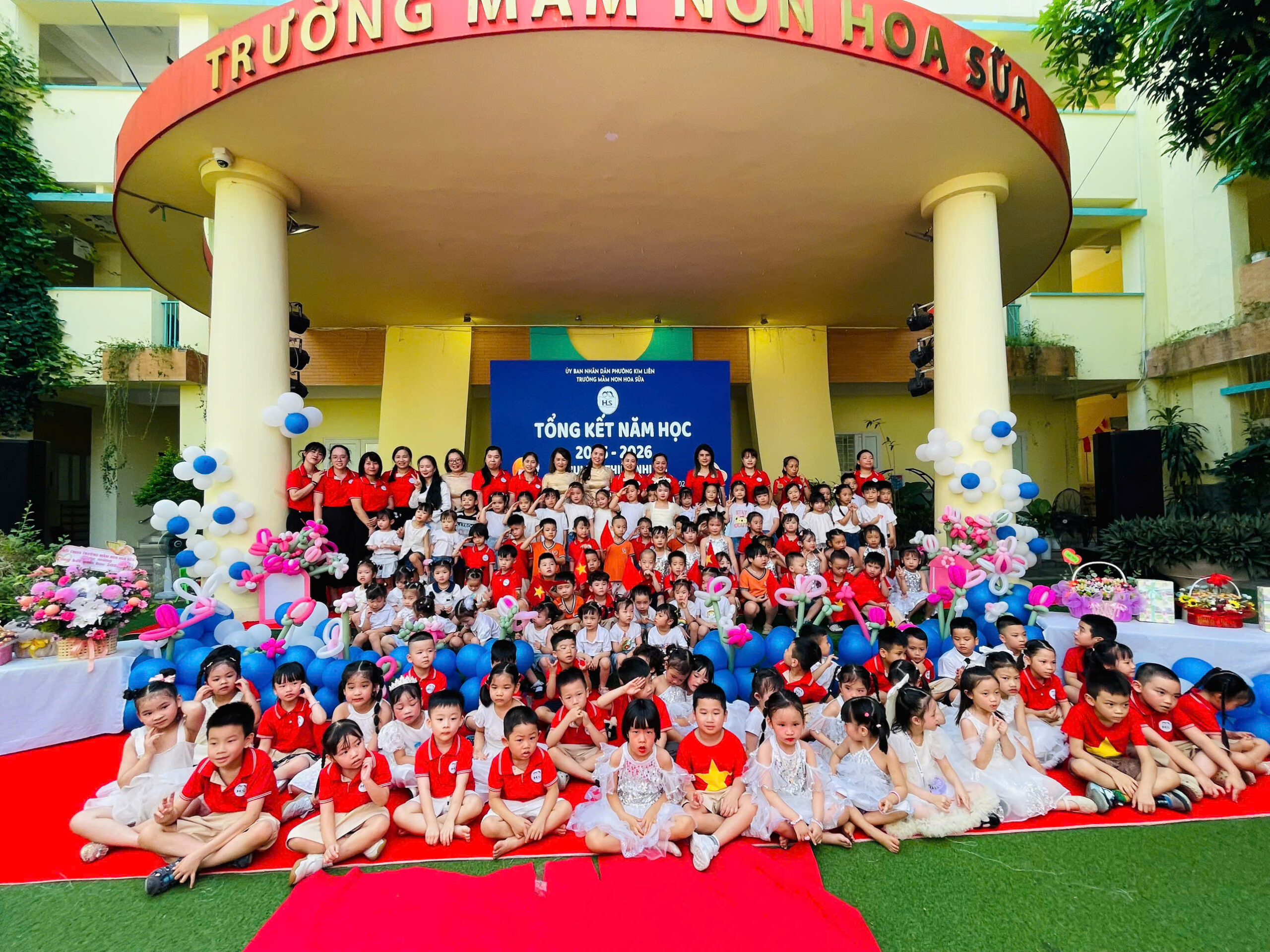 Cô và bé Trường Mầm non Hoa Sữa